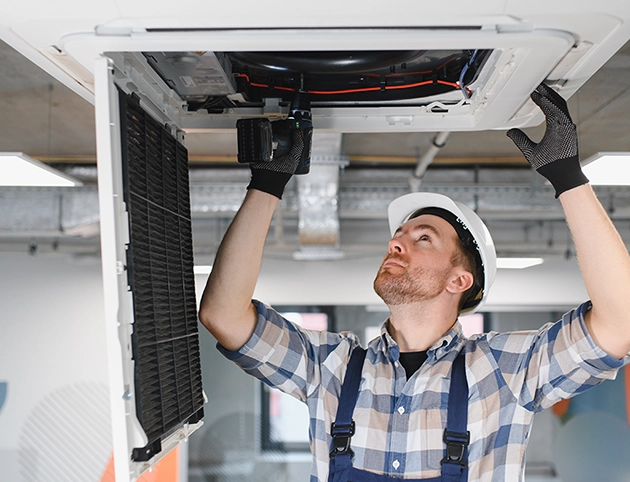 Instalador profissional a montar um ar condicionado cassete CoolSmart
