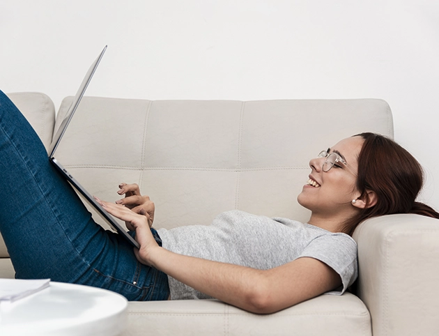 Mulher a descansar no sofá de uma casa climatizada com CoolSmart