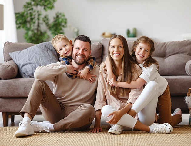 Família a desfrutar do conforto em casa com climatização CoolSmart